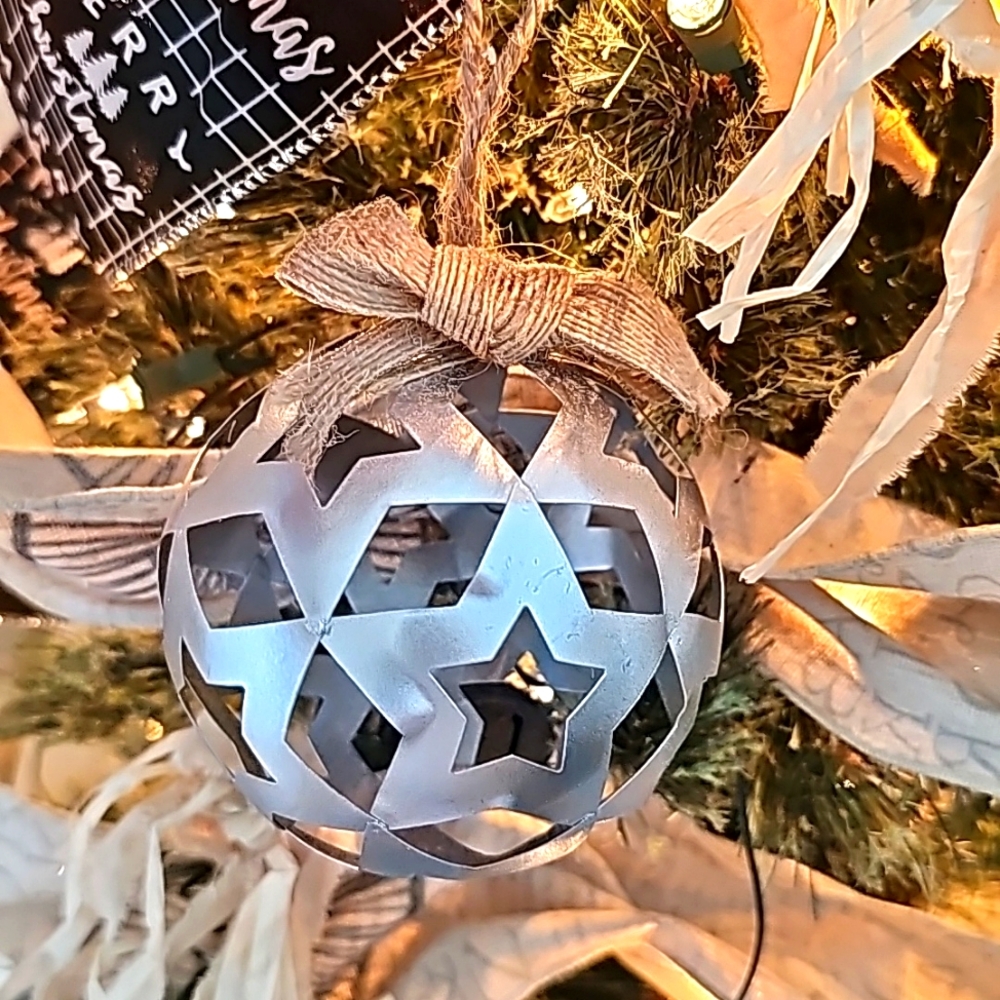 2 metal star ball ornaments